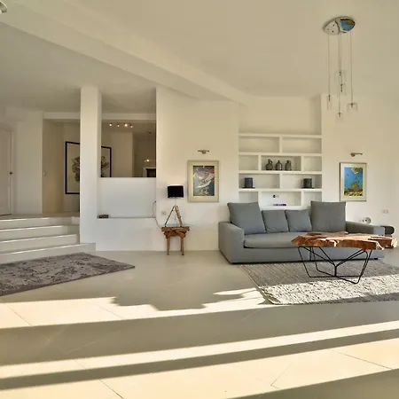Villa C'an Petra, Carrer Club Robinson *